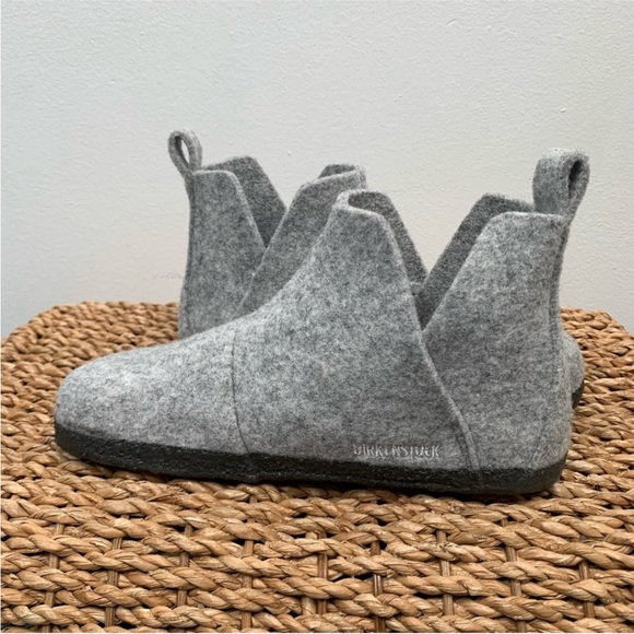 NWOT Birkenstock Andermatt Light Gray Wool
Felt Shearling Slipper Booties EU 33. - Picture 7 of 10